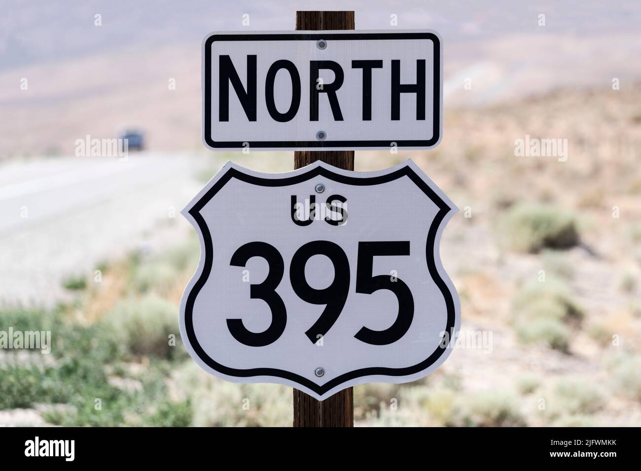 Señal DE la autopista US Route 395 cerca de Lone Pine y Owens Valley en el sur de California. Foto de stock