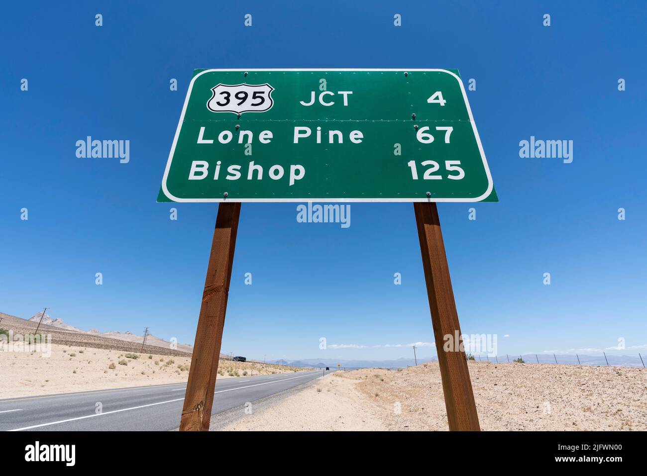La ruta 395 muestra a Lone Pine y Bishop en el sur de California. Foto de stock