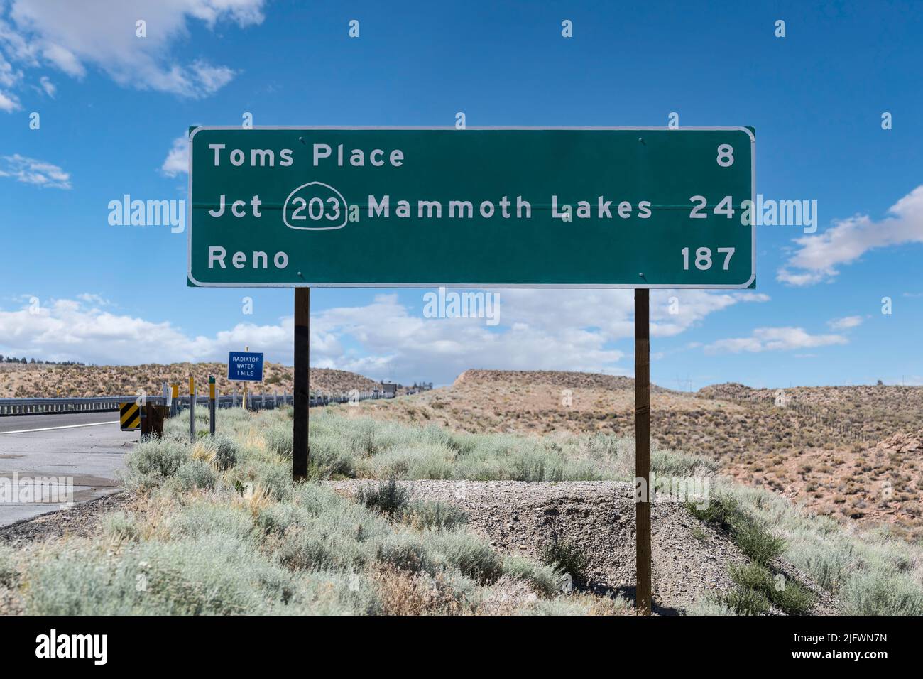 Señal de Mammoth Lakes y Reno Highway en la ruta US 395 al norte de Bishop en Owens Valley, California. Foto de stock