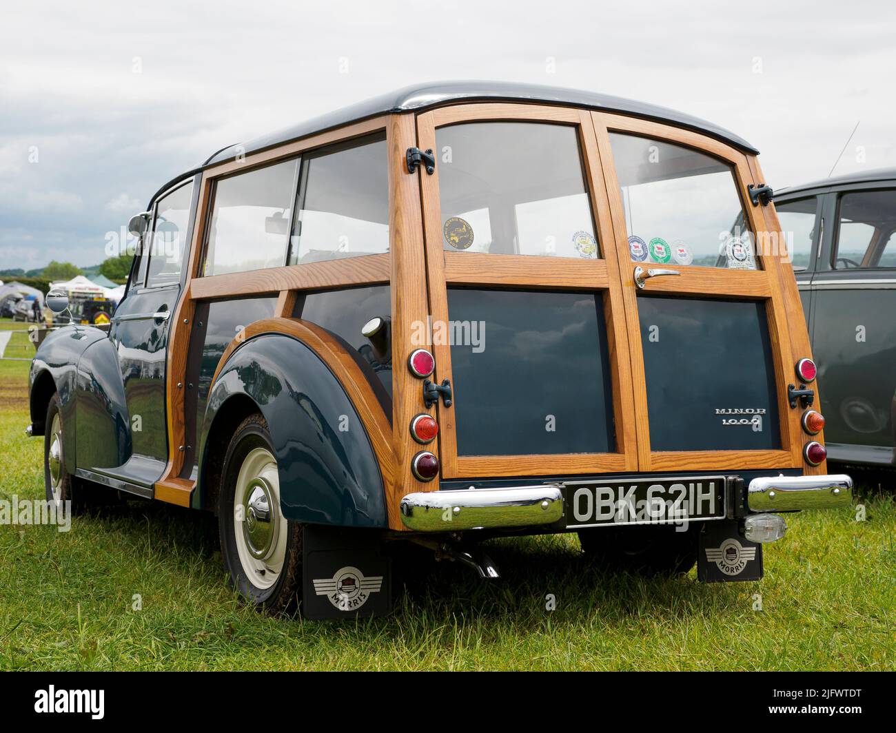 Morris Minor 1000 coche de viaje en exhibición en el Launceston Steam & Vintage Rally, Cornwall, Reino Unido Foto de stock