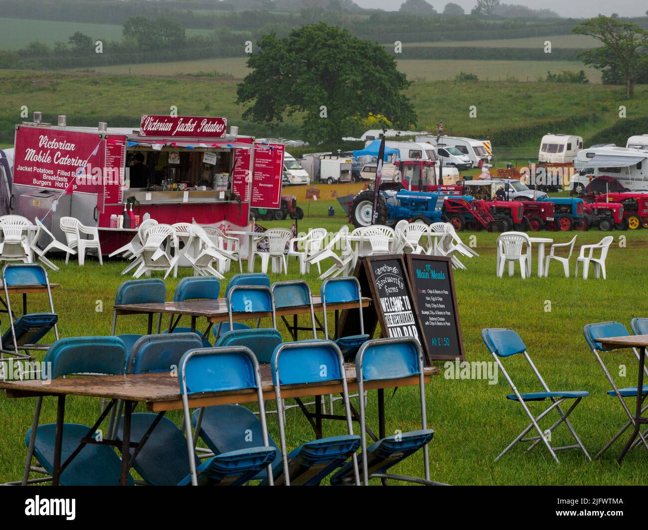 Zona de catering bajo la lluvia durante el Rally Launceston Steam & Vintage, Cornwall, Reino Unido Foto de stock