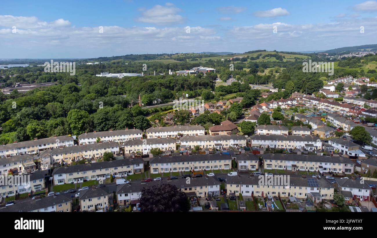 Una vista aérea de la finca de viviendas Maeglas en Newport, Gales, Reino Unido. Foto de stock
