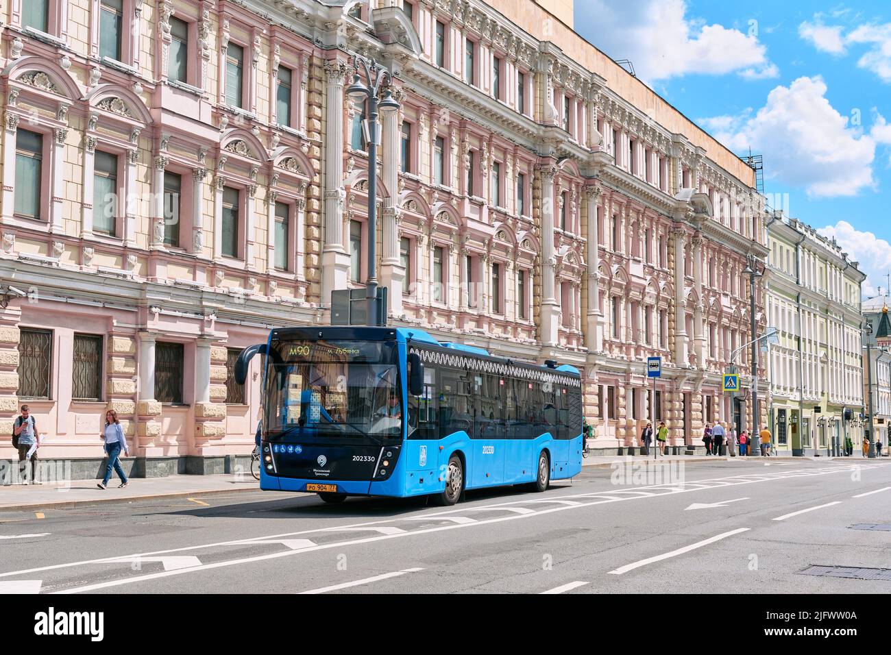 Un autobús eléctrico en Lubyansky Passage frente al edificio del Centro de Seguridad de la Información del FSB: Moscú, Rusia - 04 de junio de 2022 Foto de stock