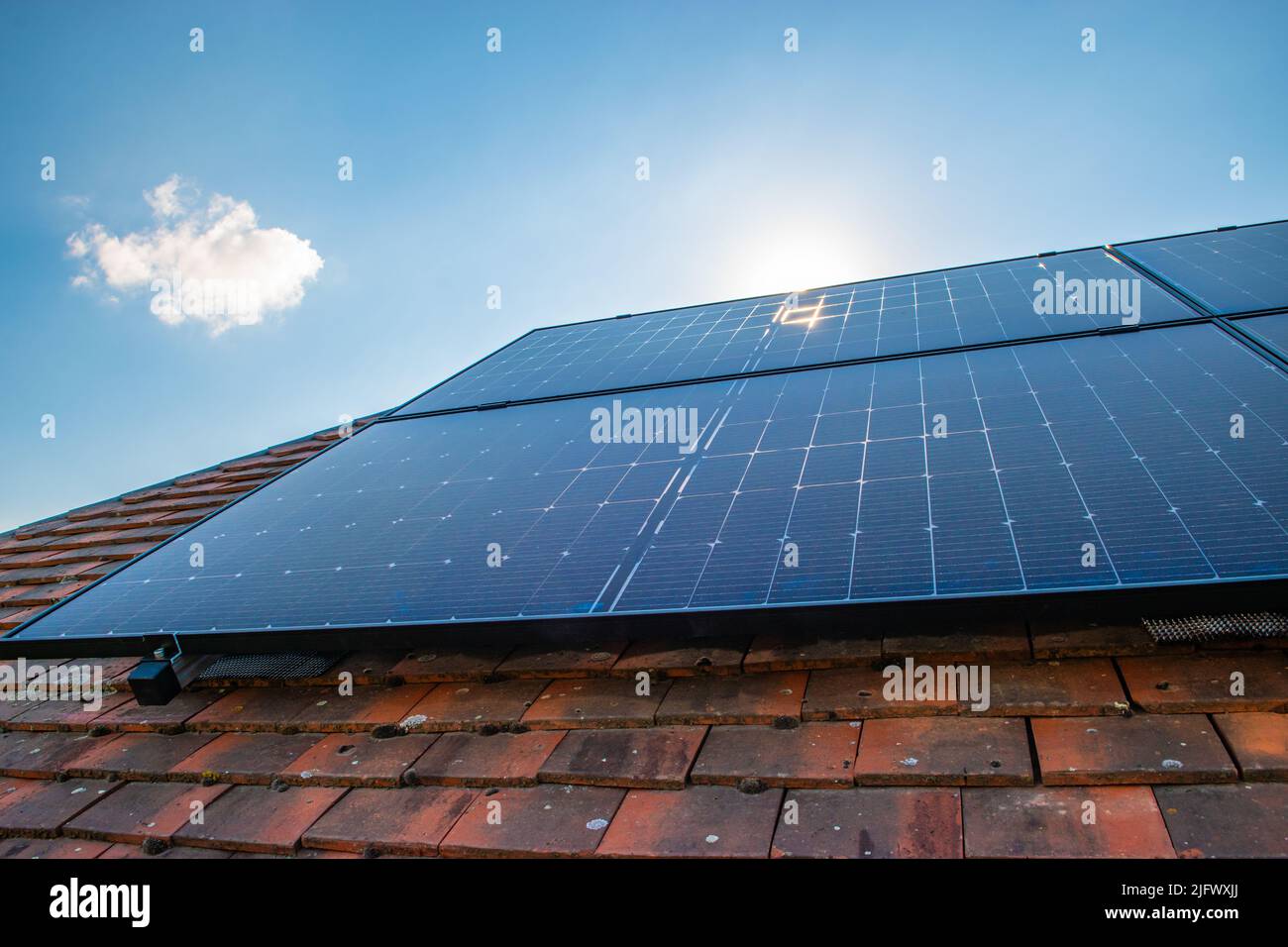 Paneles solares en el techo. Foto de stock