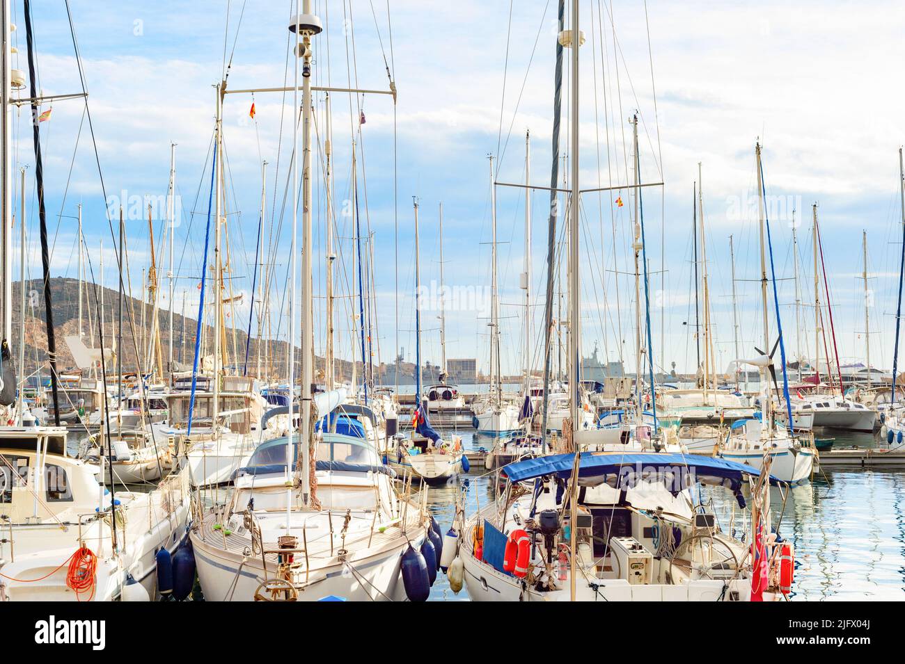 Yates de lujo amarrados en el puerto deportivo, Italia Foto de stock