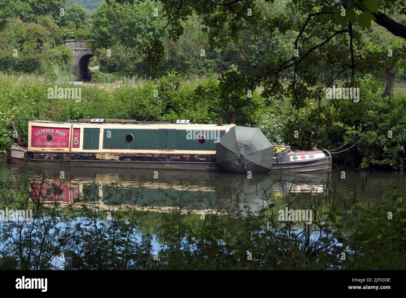 Barcaza con paraguas de pesca, río Avon, Saltford cerca de Bristol,  escenas, junio de 2022 Fotografía de stock - Alamy