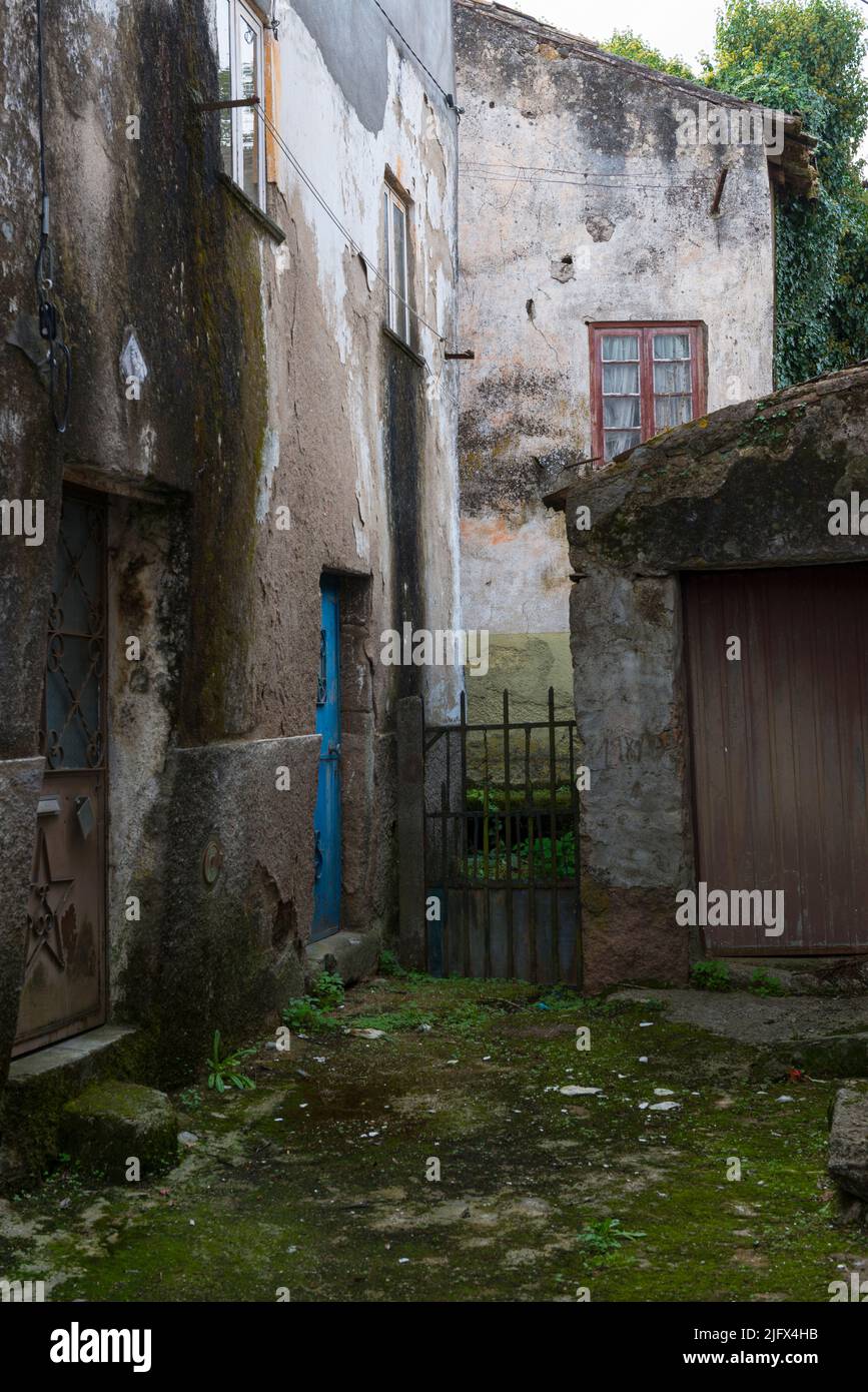 Moss pared cubierta y patio de una antigua casa en un pueblo (Sao Payo) en Serra da Estrela, Portugal.all y corte Foto de stock