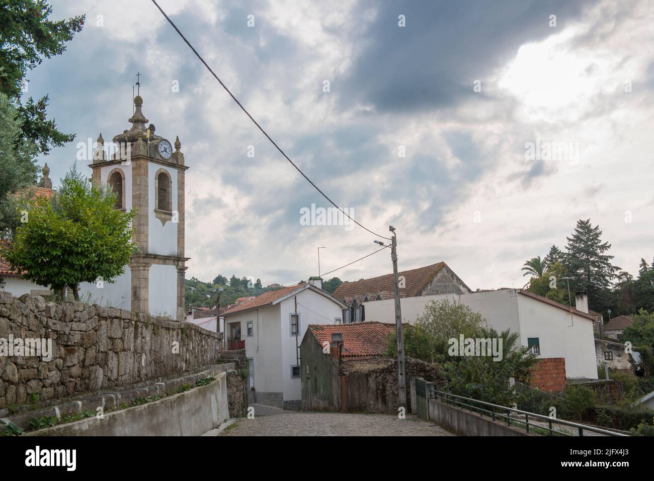 Iglesia y casas en el pequeño pueblo de Sao Paio en la Serra da Estrela, distrito de Gouveia, Portugal Foto de stock