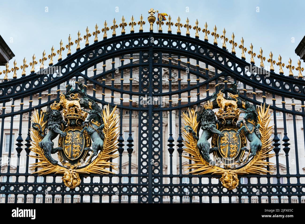 Puertas de hierro que rodean el Palacio de Buckingham. Puerta del Real Escudo de Armas del Palacio de Buckingham. Escudo Real de Armas, un León, que simboliza Inglaterra y Unico Foto de stock