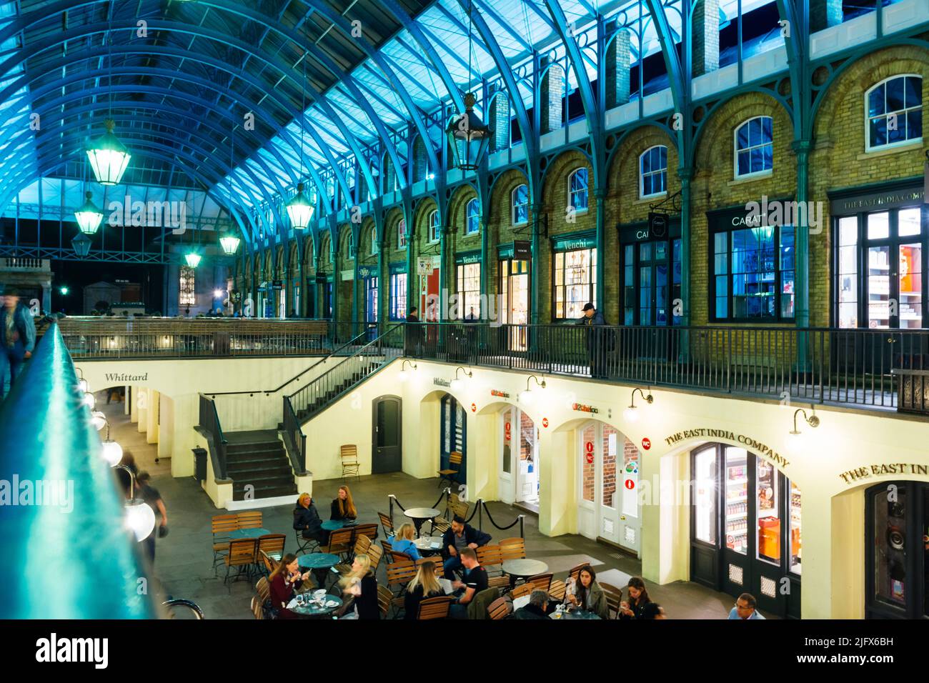 Restaurantes y cafés dentro de Covent Garden Market. Londres, Reino Unido, Europa Foto de stock