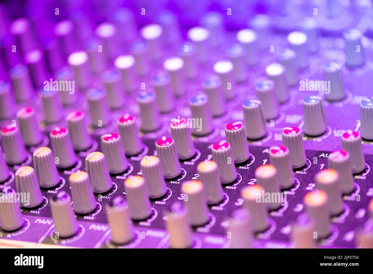 Detalle de un panel de control del mezclador de música con mandos acústicos de fila para ajustar los canales en un concepto de entretenimiento Foto de stock