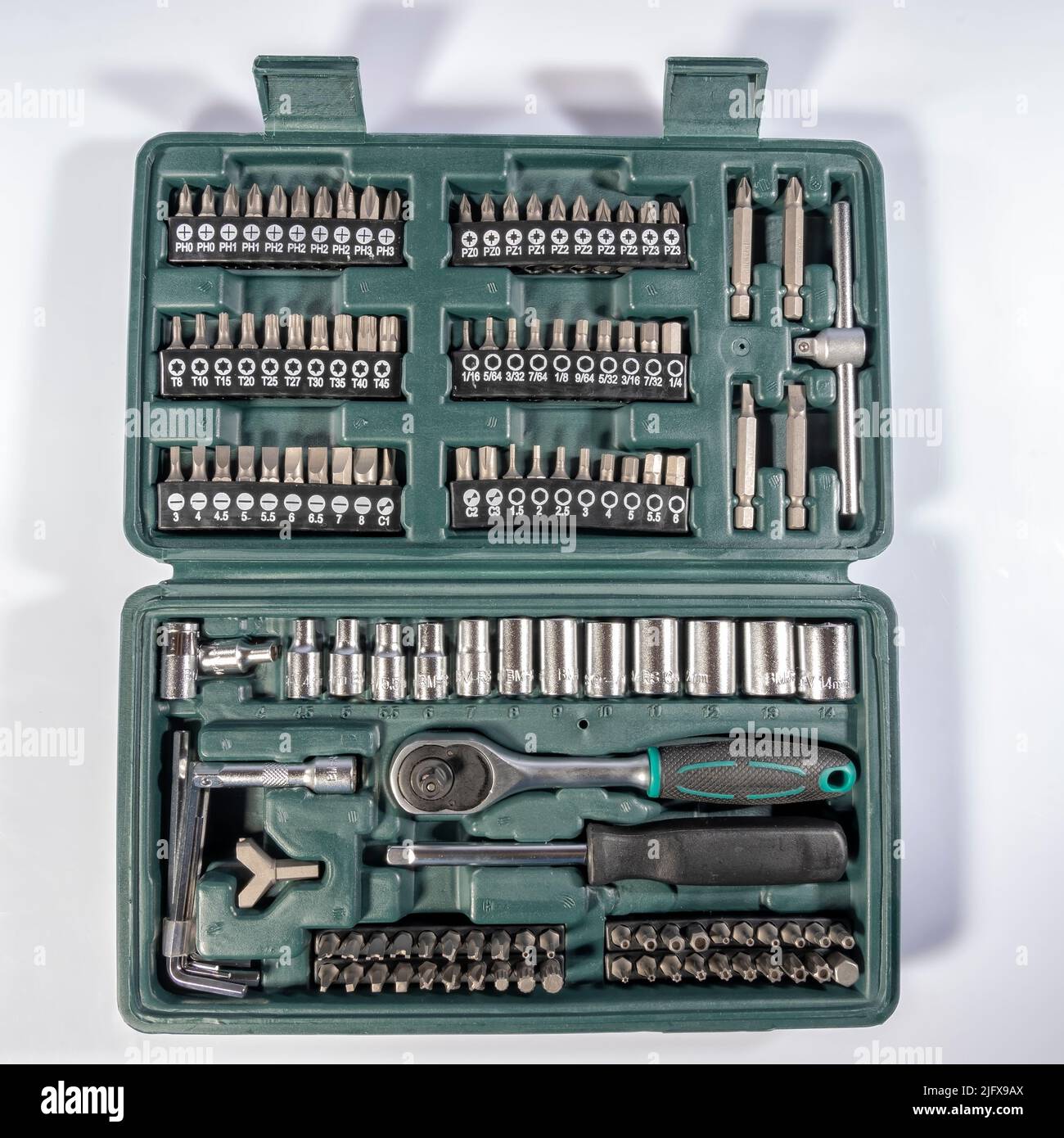 Una caja de herramientas pequeña y completa con mecanismo de
