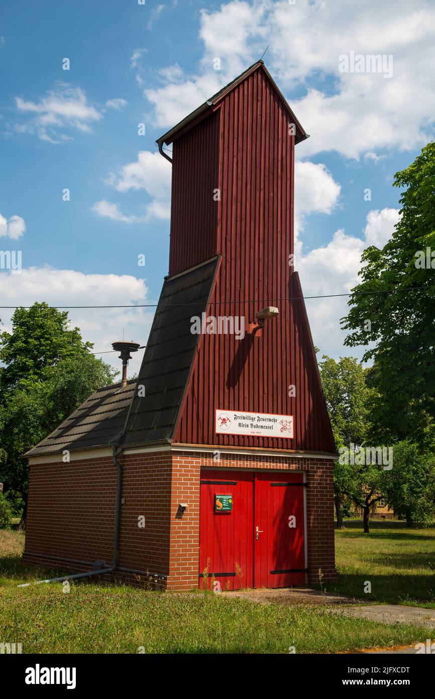 Estación de bomberos voluntarios de madera en Klein Bademeusel, Oder-Neisse Cycle Route, Lusatia, Alemania Foto de stock
