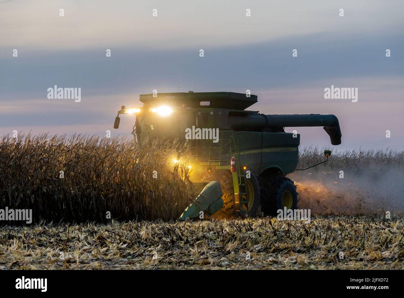 63801-22106 Agricultor cosechando maíz después de la puesta del sol Marion Co. Il Foto de stock