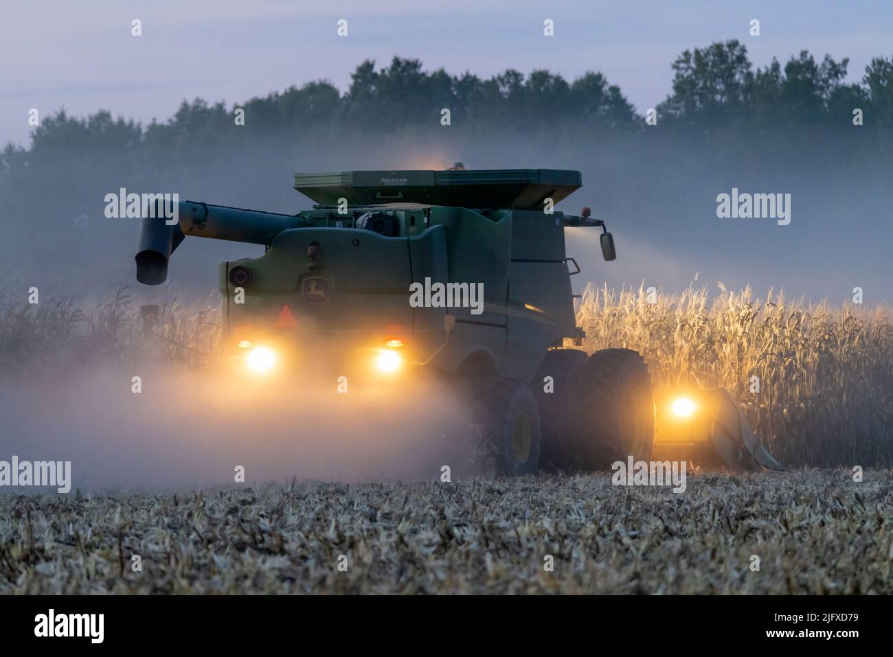 63801-22107 Agricultor cosechando maíz después de la puesta del sol Marion Co. Il Foto de stock
