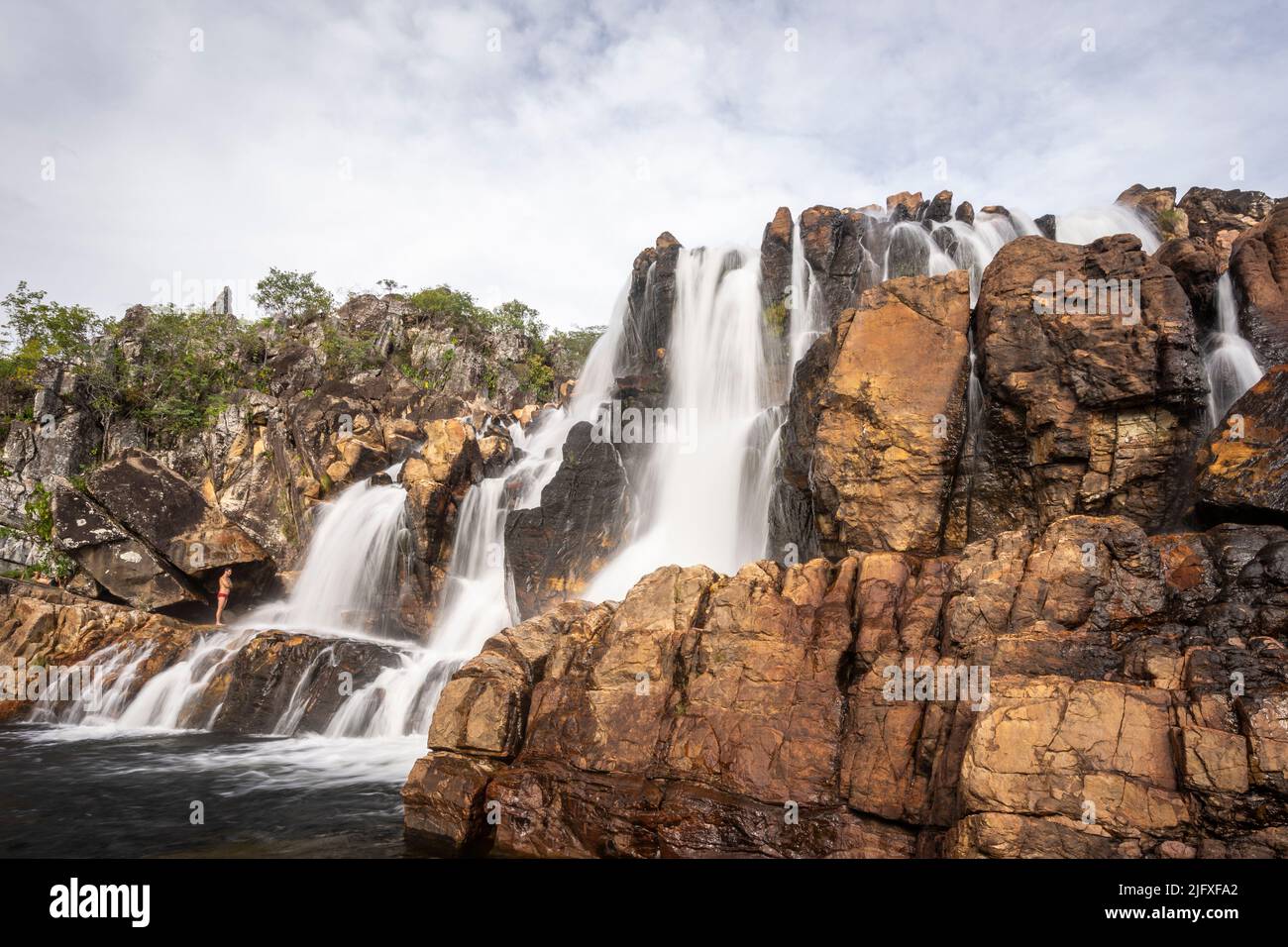 Hermosa vista a la cascada cerrada salvaje y rocosa Foto de stock