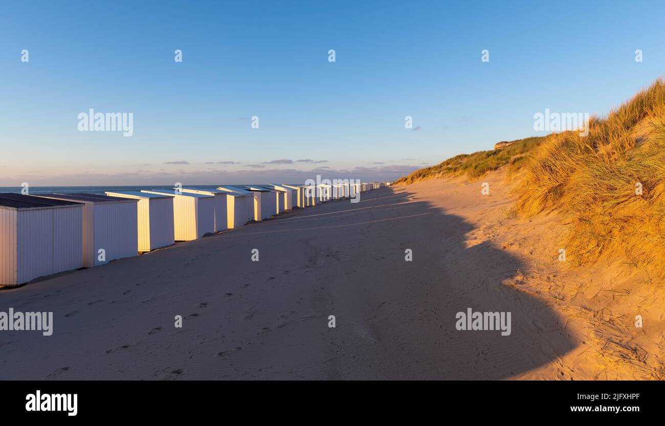 Panorama de cabañas de playa y dunas de arena, Ostende (Ostende), costa del Mar del Norte, Bélgica. Foto de stock