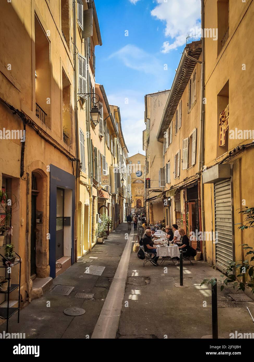 AIX-en-Provence, Francia, 2022 de mayo, vista de la calle Constantin en la parte antigua de la ciudad Foto de stock