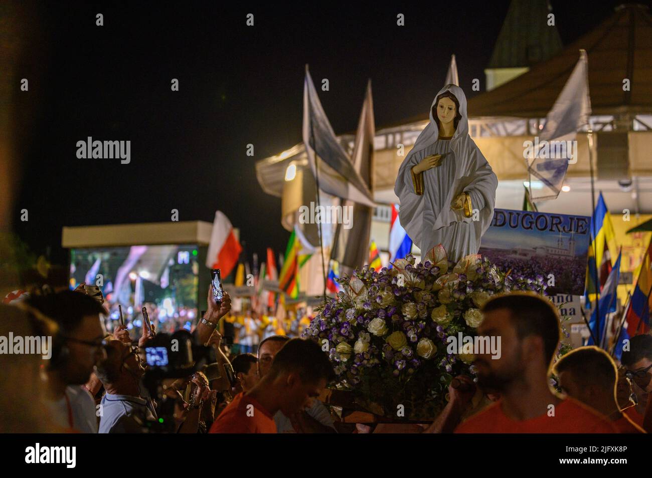 Una procesión con la estatua de la Virgen María la Reina de la Paz después de la Santa Misa durante el festival de la juventud de Mladifest en Medjugorje. Foto de stock