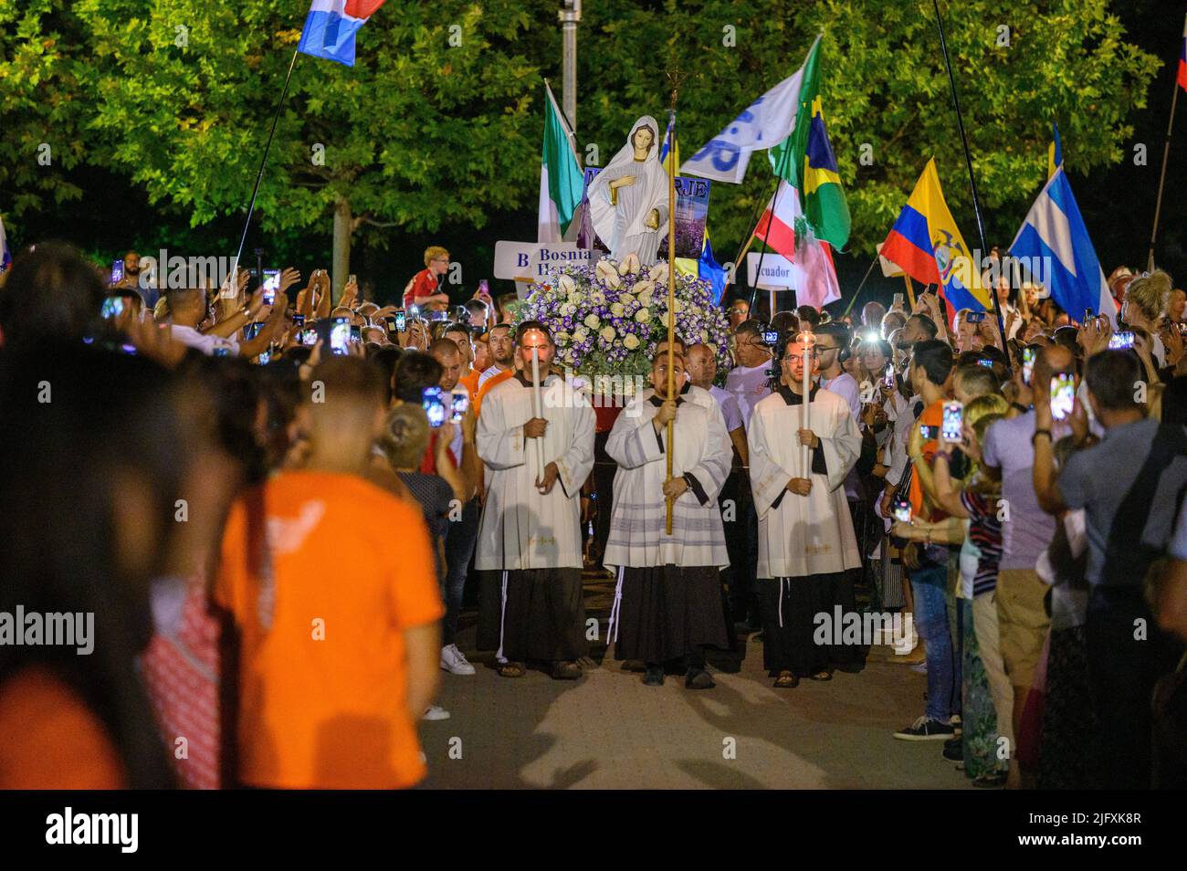 Una procesión con la estatua de la Virgen María la Reina de la Paz después de la Santa Misa durante el festival de la juventud de Mladifest en Medjugorje. Foto de stock