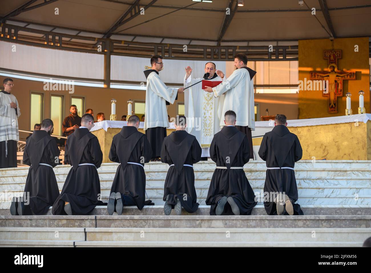 Profesión de votos de seis hermanos de la Provincia Franciscana de Herzegovina durante la Santa Misa de la tarde en Medjugorje el 4 de septiembre de 2021. Foto de stock