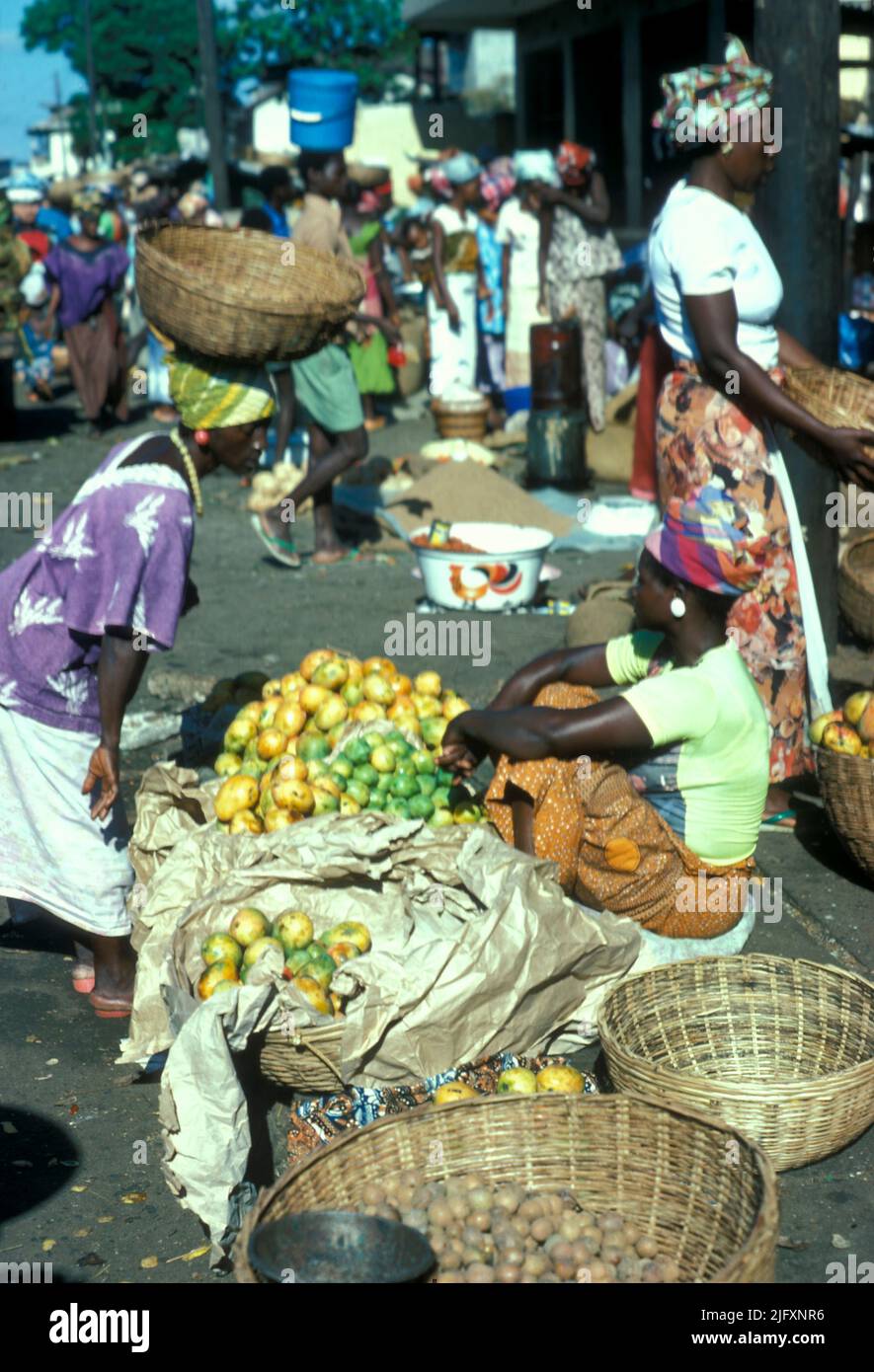 Mercado en Freetown, Sierra Leona, África Occidental, 1978 Foto de stock