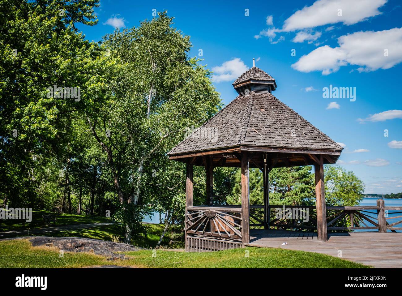 Bell Park es un parque urbano cerca de Ramsey Lake, Sudbury, Ontario, Canadá. Cuenta con un paseo marítimo entarimado, monumentos conmemorativos, un anfiteatro, cenadores y jardines. Foto de stock