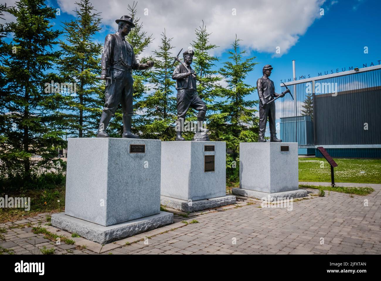 Estatuas frente al Timmins Museum National Exhibition Centre, Timmins, Ontario, Canadá Foto de stock