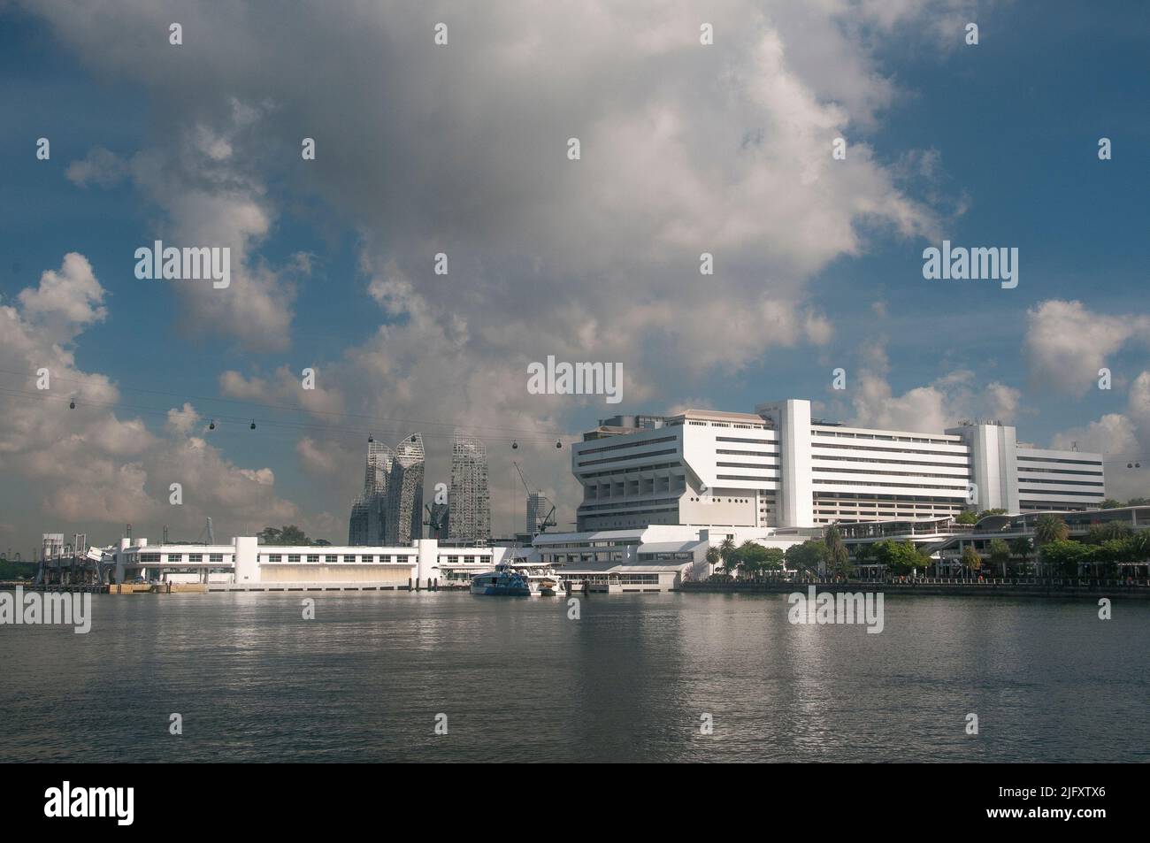 VivoCity Mall en Harbourfront, Singapur, frente al ResortWorld en Sentosa Island Foto de stock
