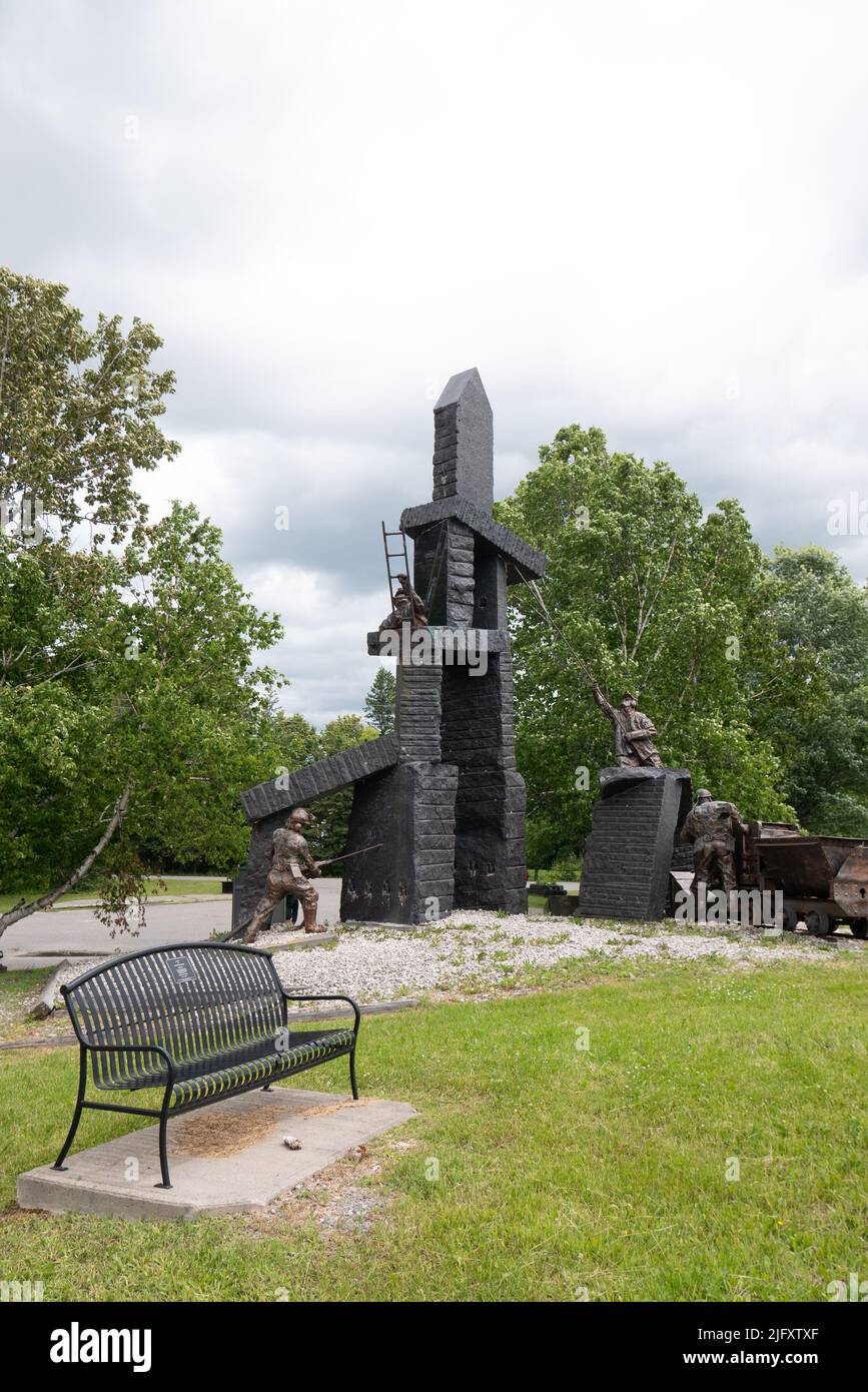 monumento para los trabajadores de la minería en kirkland lake ontario, canadá Foto de stock