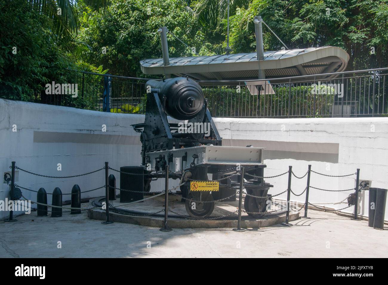 Emplazamiento histórico de armas en Fort Siloso, en la isla Sentosa, Singapur Foto de stock