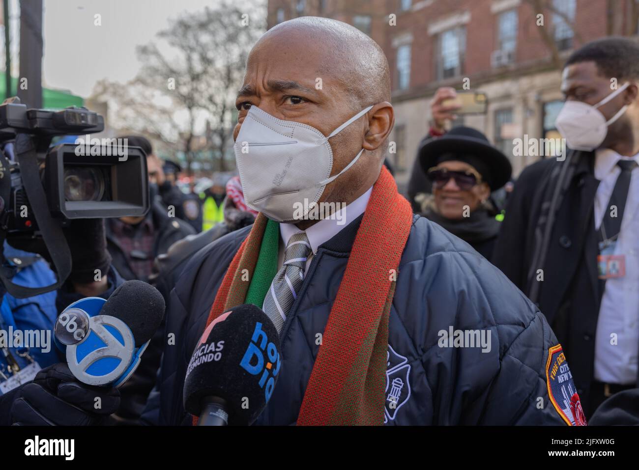 EL BRONX, N.Y. – 16 de enero de 2022: El alcalde de la ciudad de Nueva York, Eric Adams, se dirige a los medios de comunicación cerca de un funeral para las víctimas de un incendio en un apartamento del Bronx en 2022. Foto de stock
