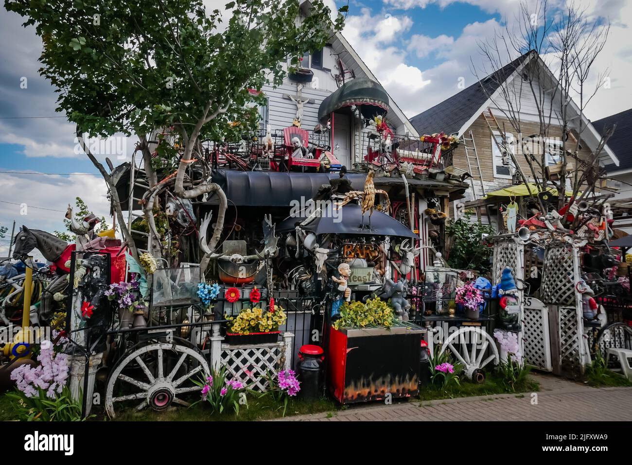 Crazy house, decorado con basura reutilizada, por el artista Dan Seguin, en Casseels Street, North Bay, Ontario, Canadá Foto de stock