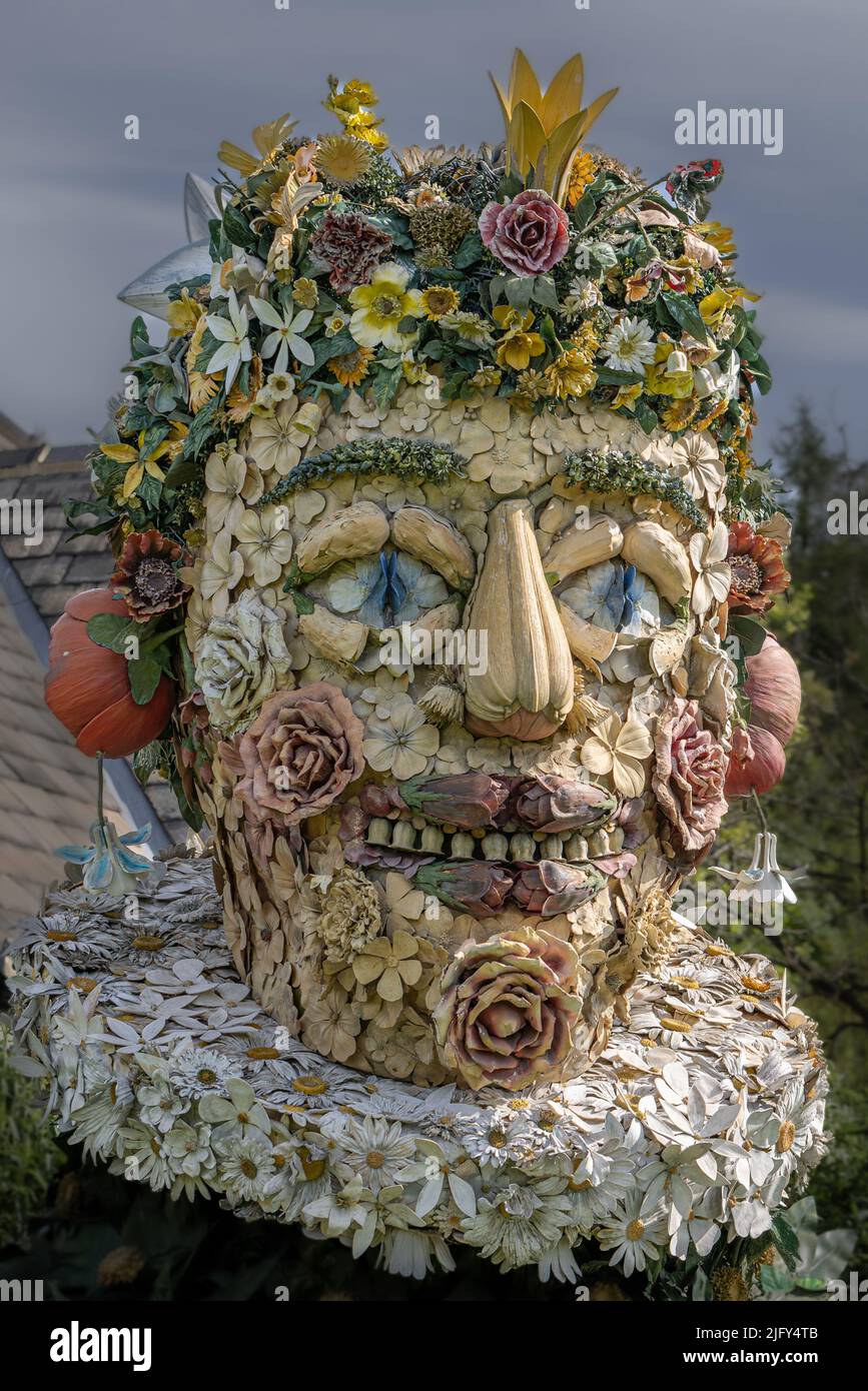 Escultura de una cabeza formada a partir de una colección de verduras de temporada en el jardín de la Royal horticultural Society Harlow Carr de RHS por el artista Philip Haas Foto de stock