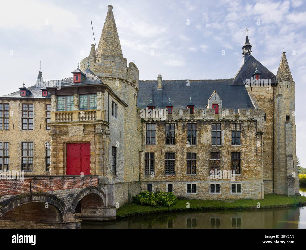 Vista exterior de un castillo medieval del siglo 14th en la región flamenca de Bélgica Foto de stock
