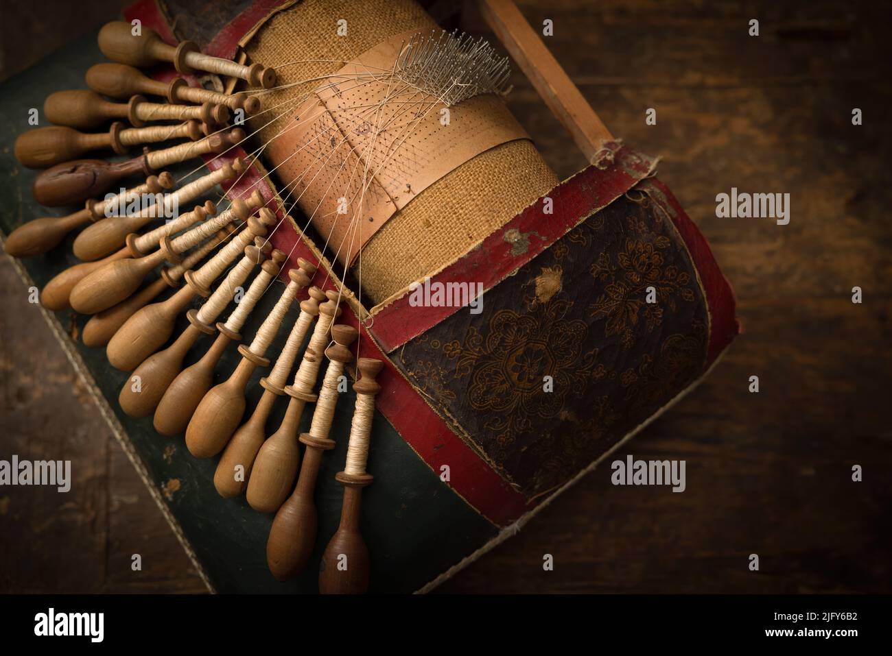 Realización De Encajes De Bolillos De Forma Tradicional. Detalle De Una  Almohada En Un Marco De Madera Y Bobinas Con Hilo Enrollado. Almohada De  Encaje. Fotos, retratos, imágenes y fotografía de archivo