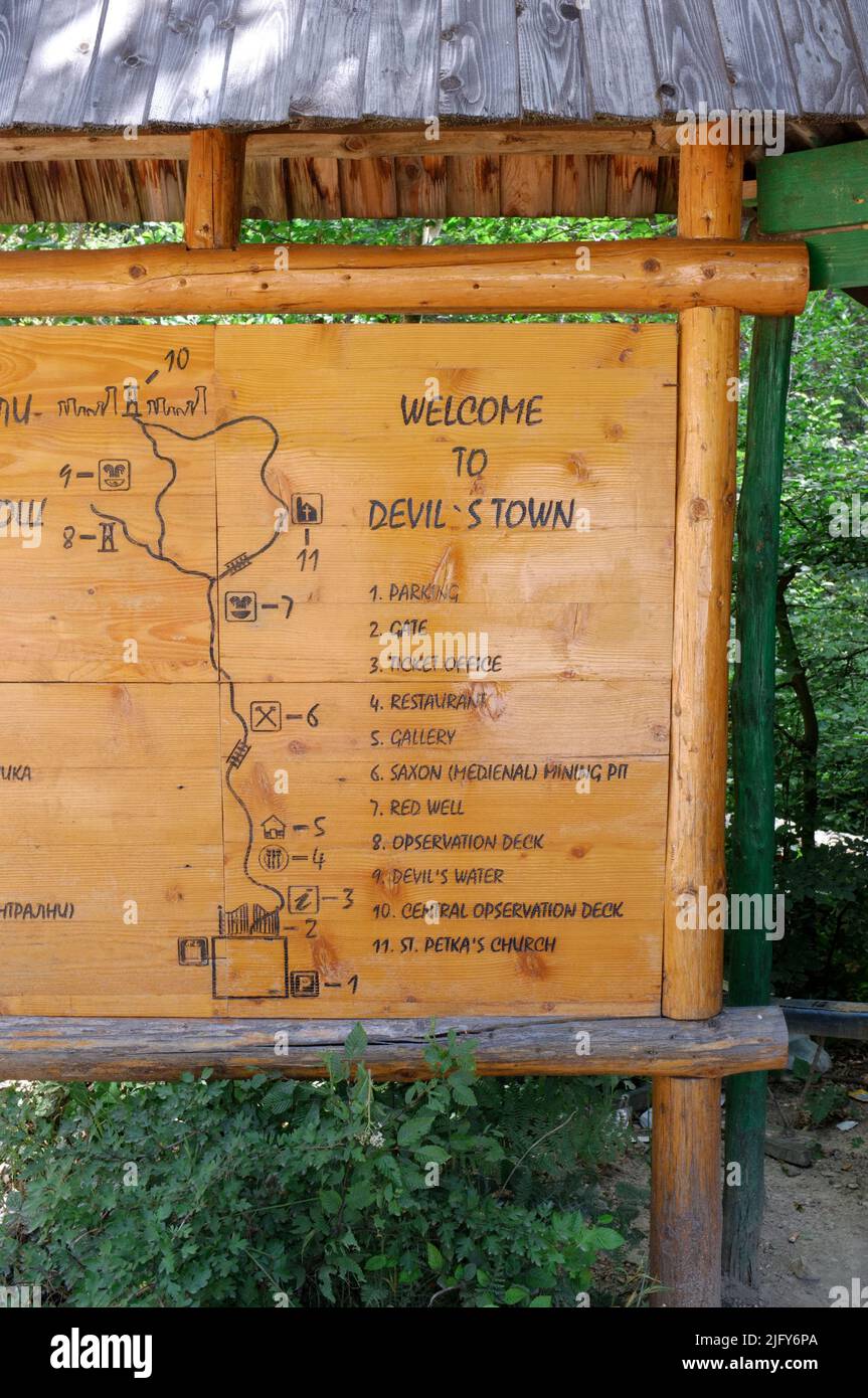 Mapa de madera signo de ruta de senderismo en el monumento de la Ciudad del Diablo de la naturaleza en Serbia Foto de stock