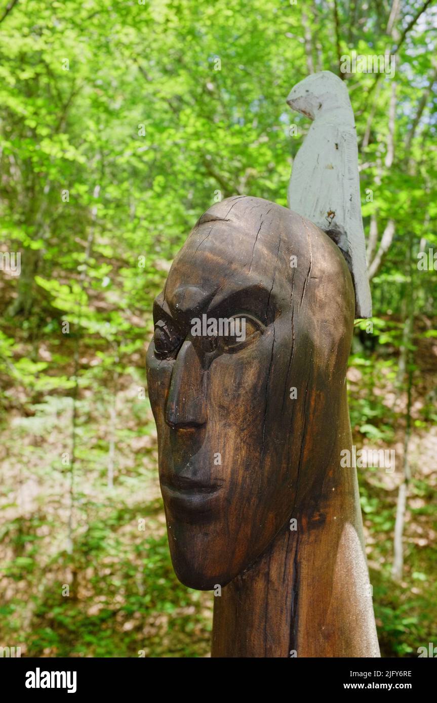 Estatua de madera en el bosque de la Ciudad del Diablo (Djavolja Varos) en Serbia Foto de stock