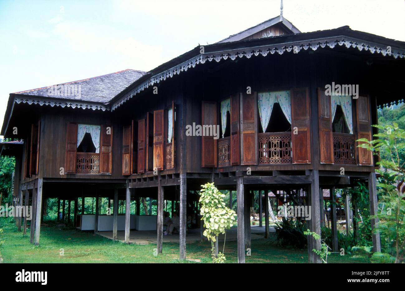 Casa tradicional sobre pilotes en Sarawak Foto de stock