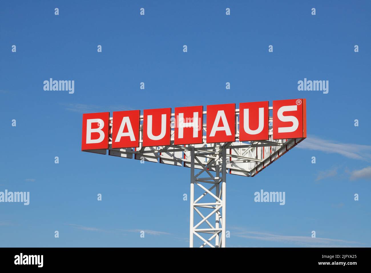 Upplands-Vasby, Suecia - 2 de julio de 2022: Vista de cerca del logotipo de la tienda de mejoras para el hogar de Bauhaus en un poste junto a la tienda. Foto de stock