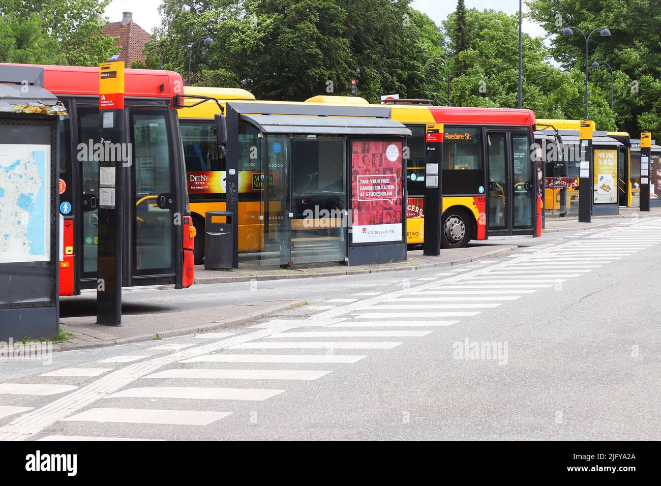 Hellerup, Dinamarca - 14 de junio de 2022: Parada de autobús de la estación de ferrocarril Hellerup en la zona de Copenhague con autobuses esperando. Foto de stock
