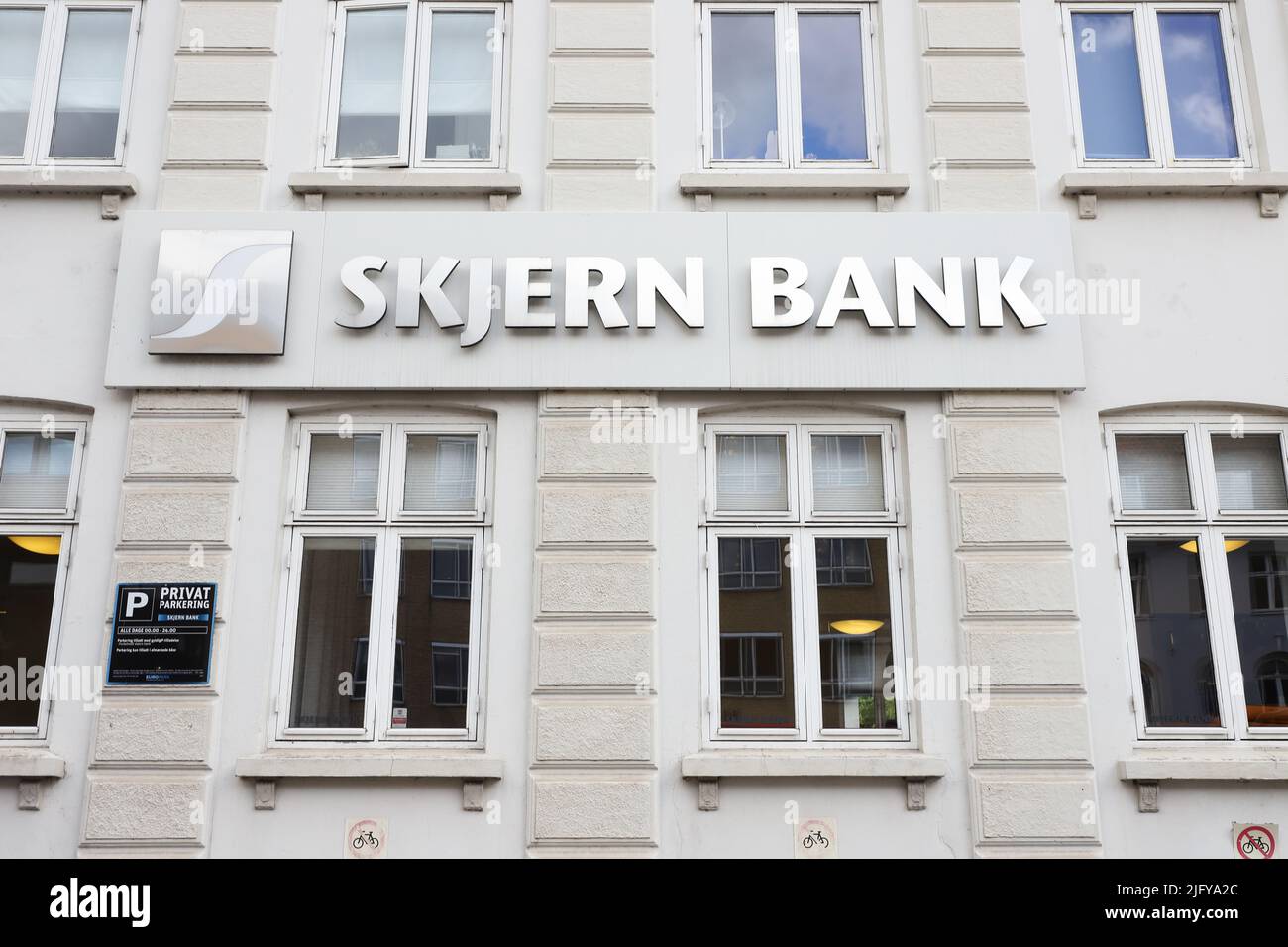 Hellerup, Dinamarca - 14 de junio de 2022: La firma del Skjern Bank en la oficina de Hellerup, suburbio de Copenhague. Foto de stock
