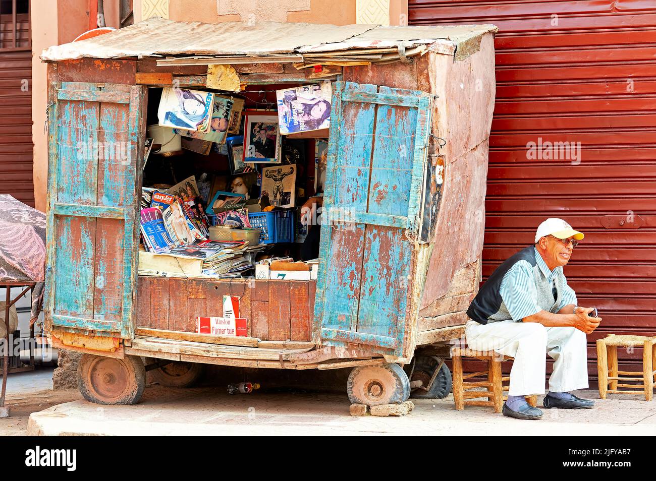 Marruecos Marrakech. Quiosco de noticias en la calle Foto de stock