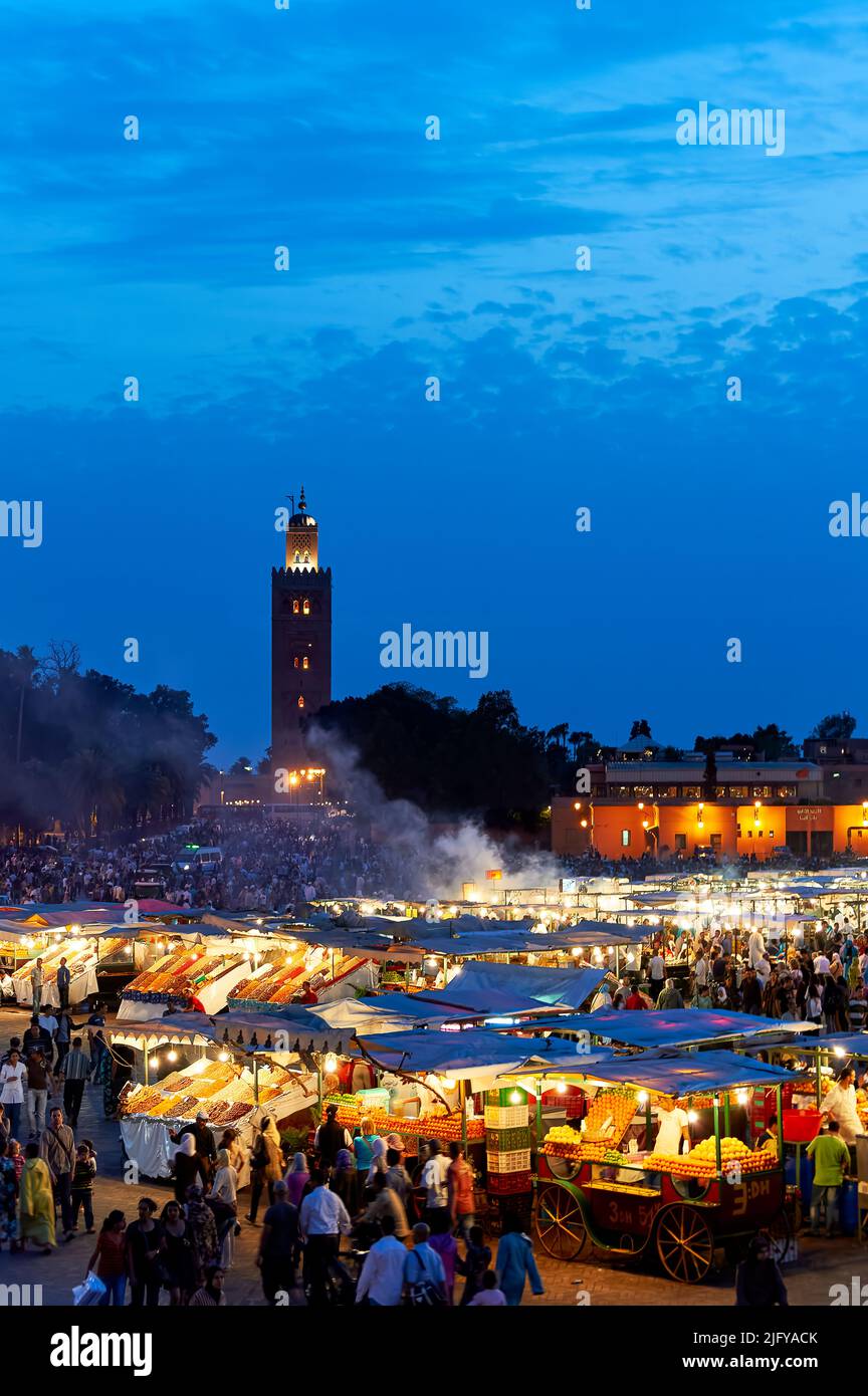 Marruecos Marrakech. Plaza Djema el Fna al atardecer Foto de stock