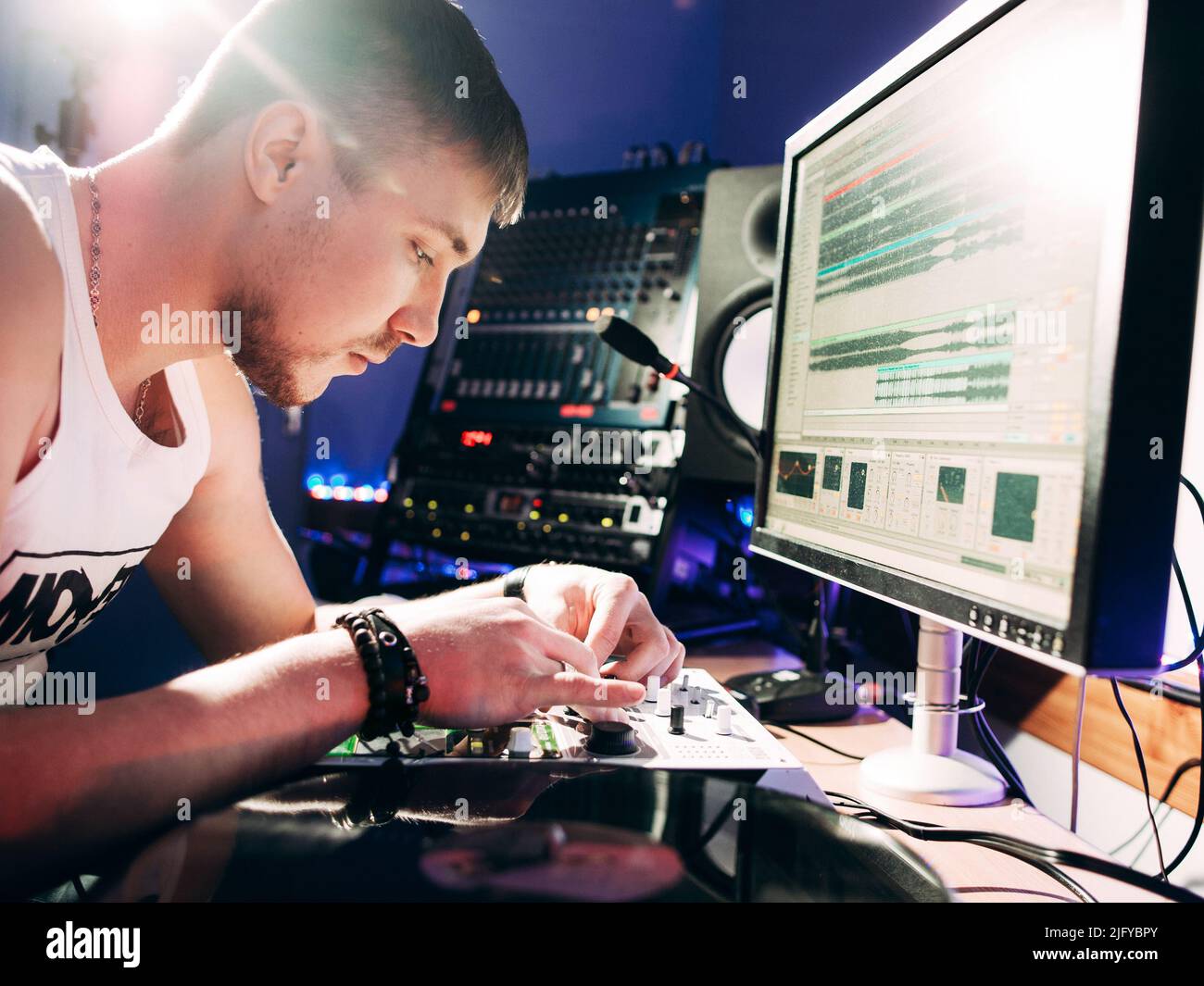 DJ Ajusta el equipo de música antes de empezar a trabajar Foto de stock