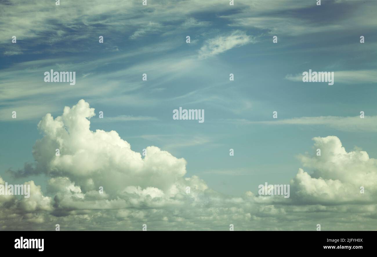 Sugerente vista en color vintage del cielo abierto Foto de stock