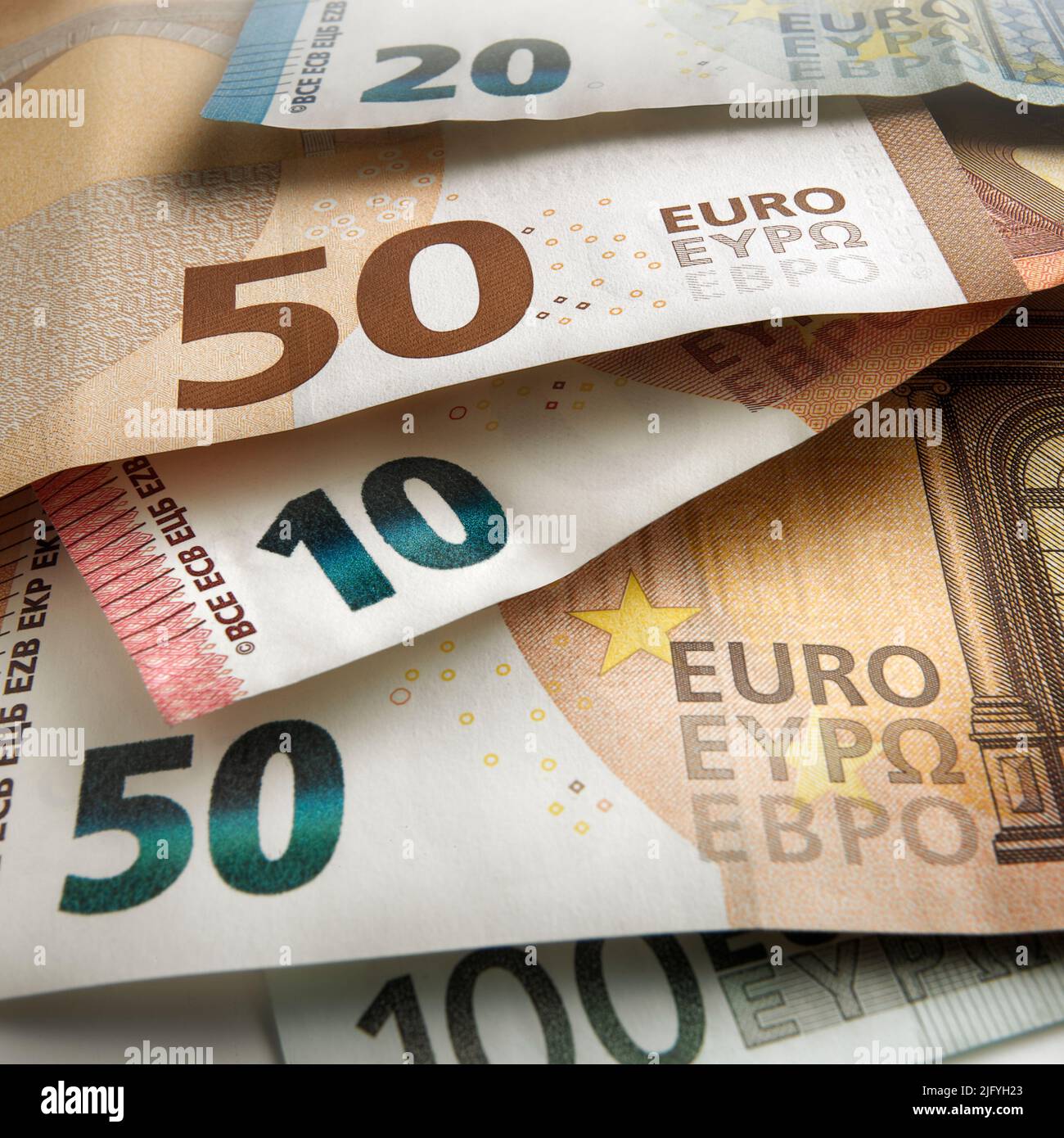 Enfoque superficial contra un montón de billetes de euro de diferentes valores Foto de stock
