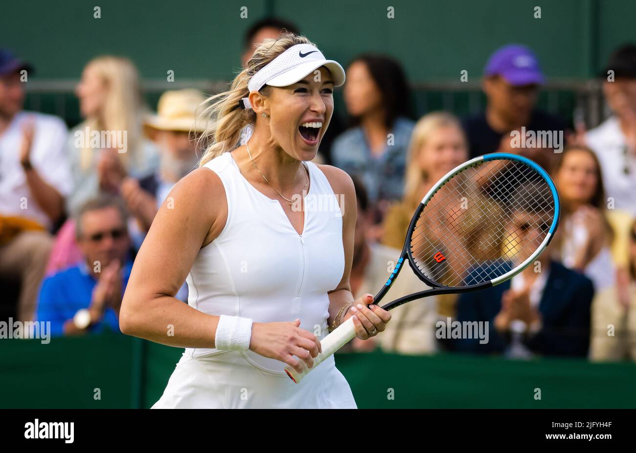 Alexa Guarachi de Chile y Andreja Klepac de Eslovenia en acción durante la  tercera ronda de dobles en el Campeonato de Wimbledon 2022, torneo de tenis  Grand Slam el 4 de julio