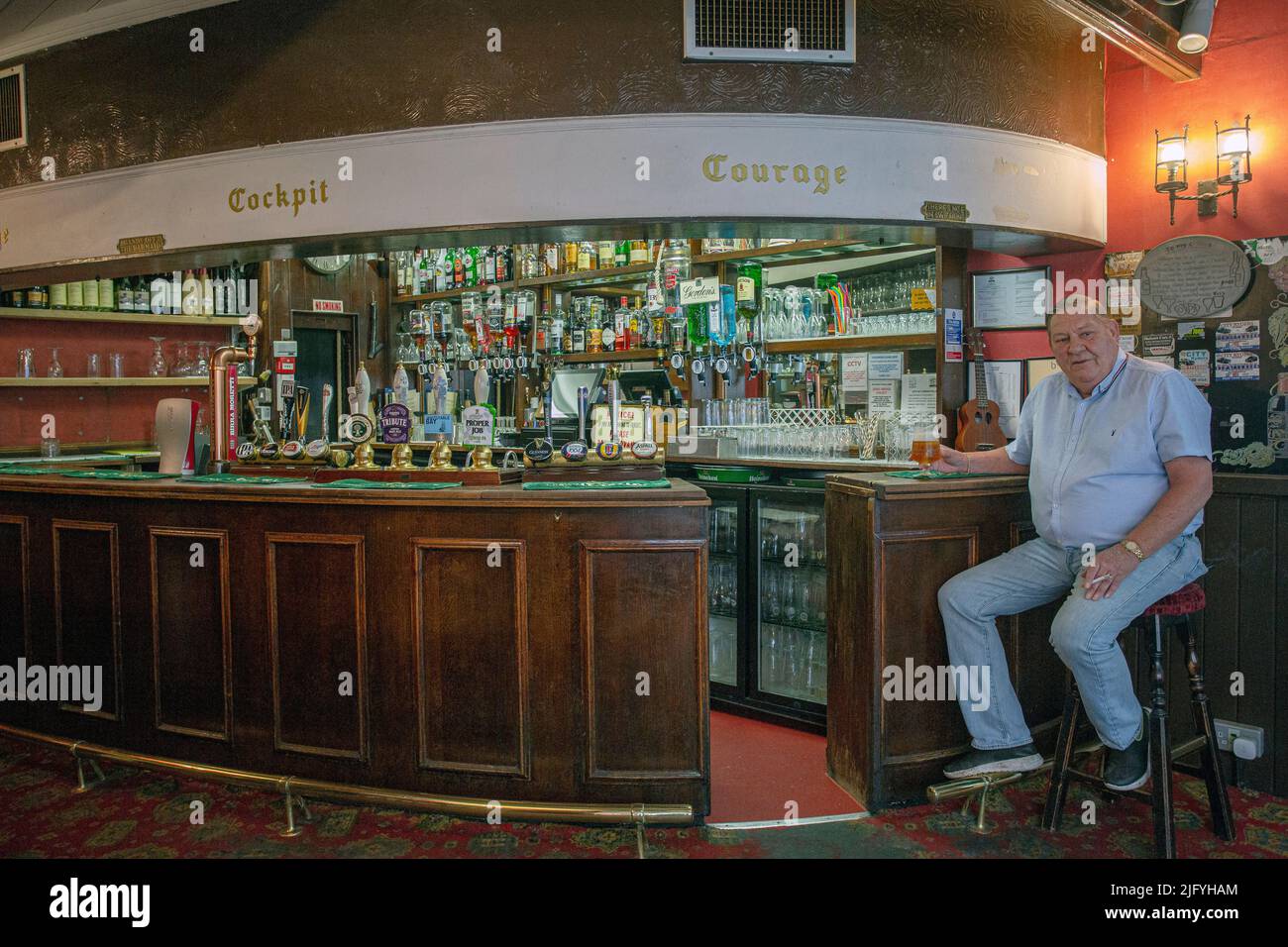 Dave Cook propietario del pub Cockpit St Andrew's Hill en la ciudad de Londres. Foto de stock