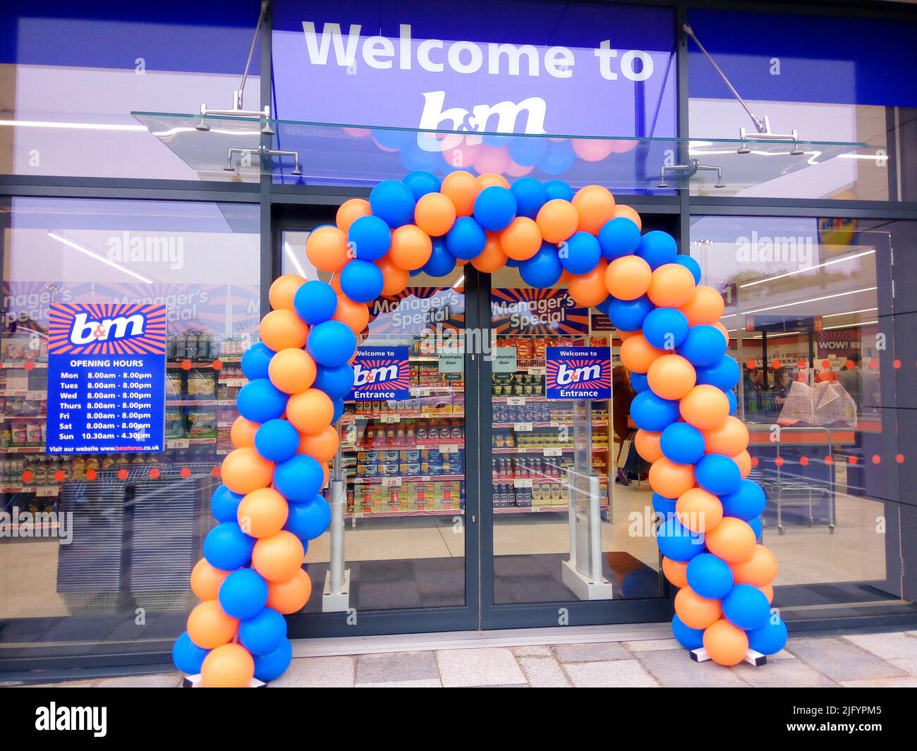 Gran apertura de la tienda Skelmersdale B & M con arco de globo : 06-07-2022 Skelmersdale, Inglaterra Foto de stock